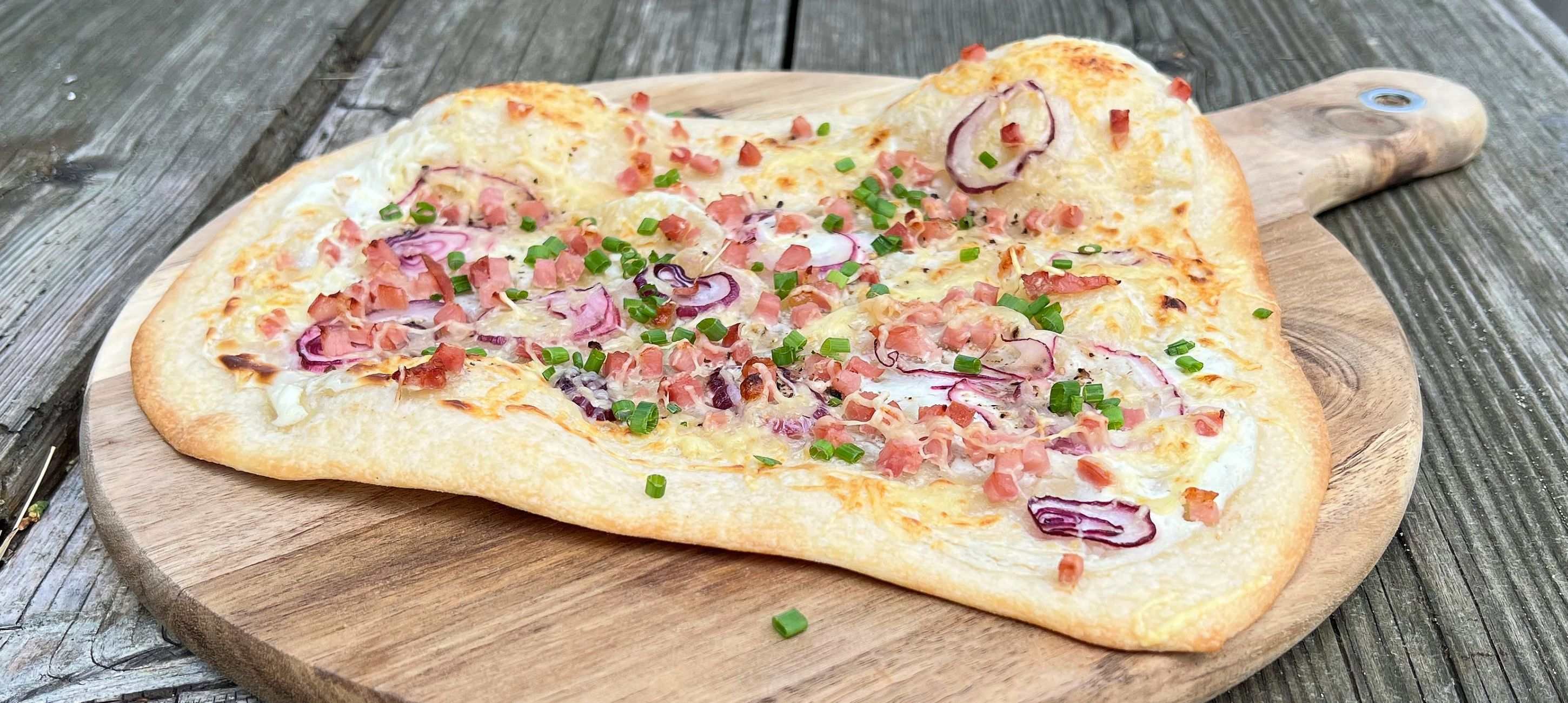 Flammkuchen se šunkou | MENU od Koko