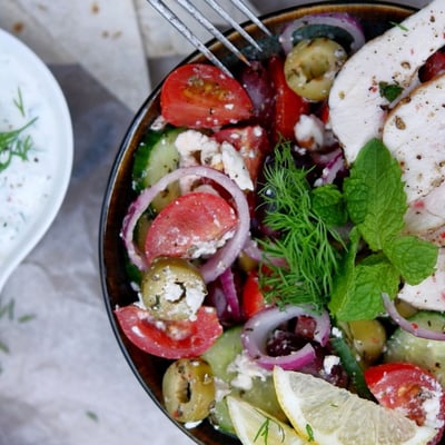 Řecká bowl s grilovaným masem a tzatziki