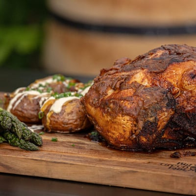 Zauzené kuře v americkém BBQ stylu s chřestem a Big
Loaded bramborou