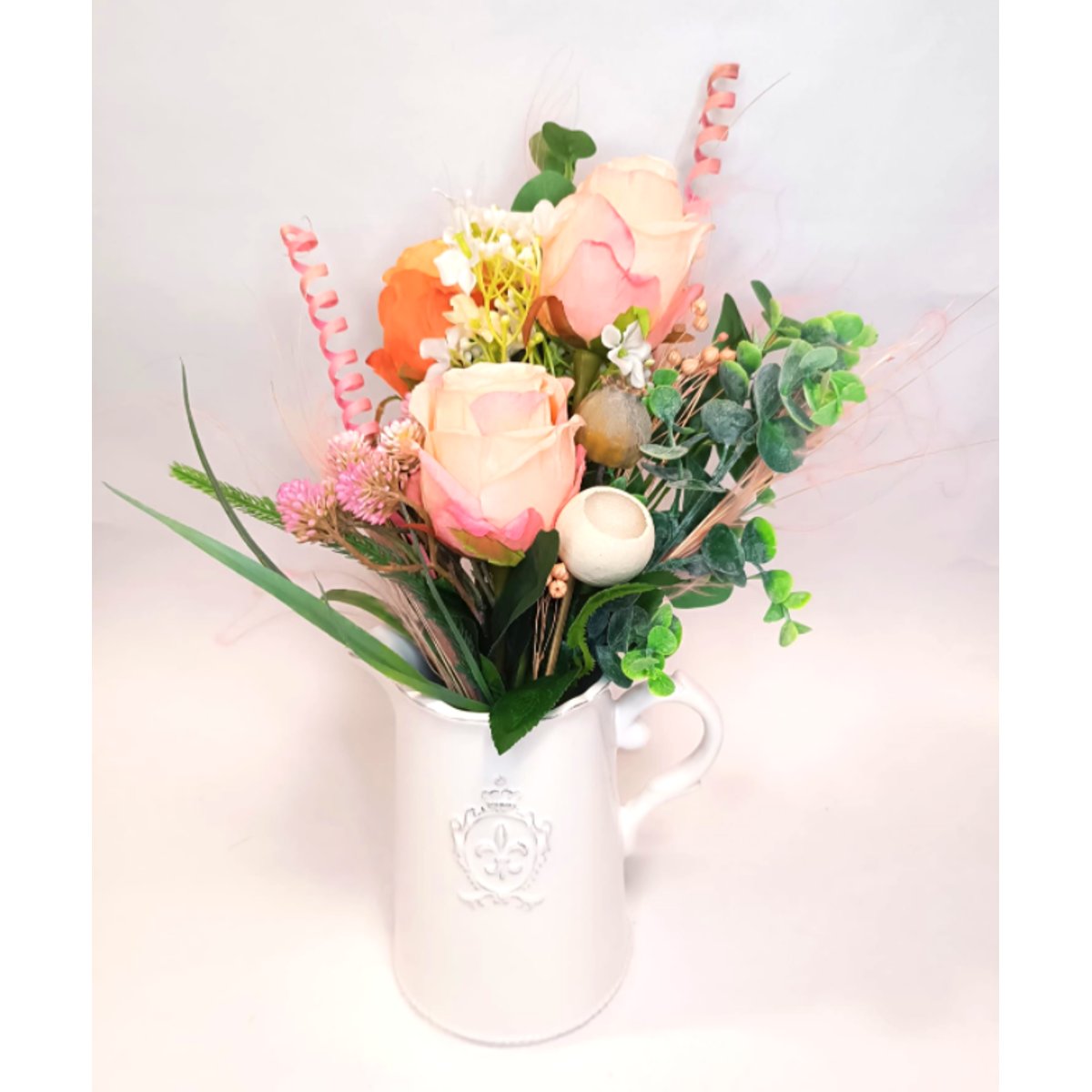 Trvanlivá kytice v keramické konvi